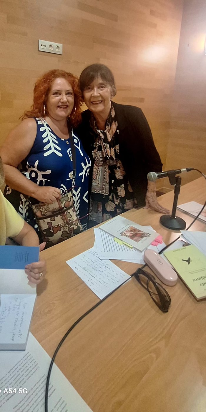 Nuria Ruiz con Rosa Romojaro en la presentación de sus últimos libros